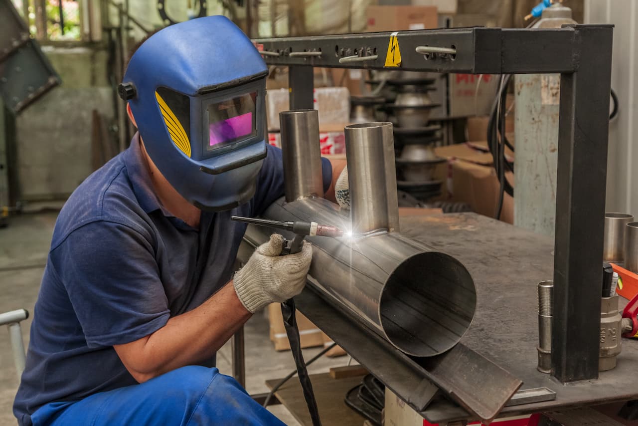Soldador trabajando con equipo de protección disponible en Ferreterías Guevara en Monterrey