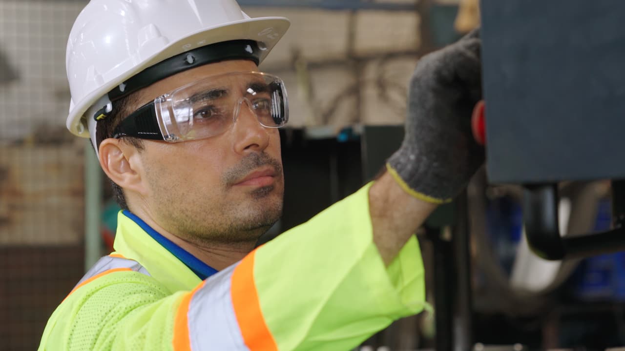 Técnico eléctrico con equipo de protección