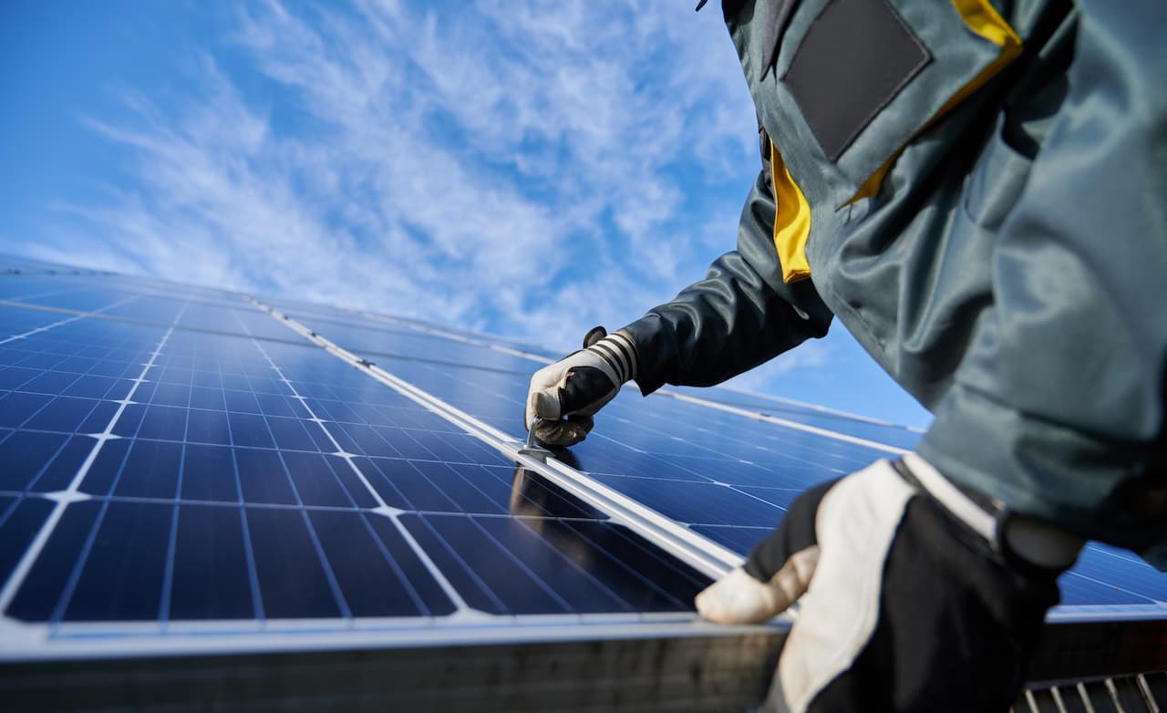 Instalador de Paneles Solares con equipo de protección