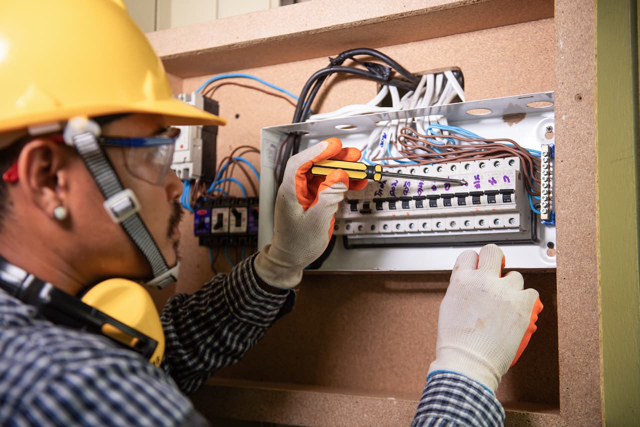 Ingeniero industrial con equipo de protección