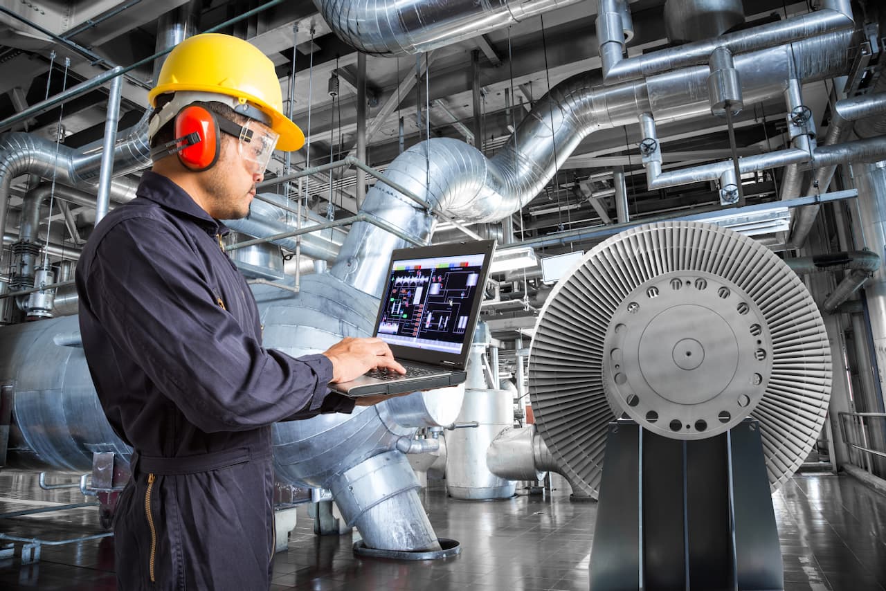 Electricista trabajando con guantes aislantes en un panel eléctrico, equipo disponible en Ferreterías Guevara