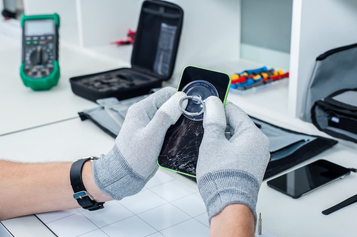 Trabajador revisando un panel eléctrico con guantes de protección