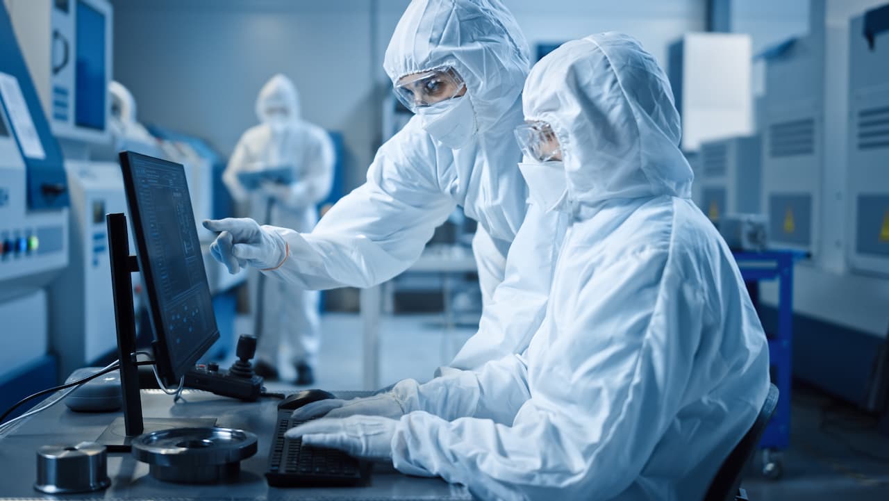 Personal de laboratorio realizando experimentos con equipos de protección de Ferreterías Guevara