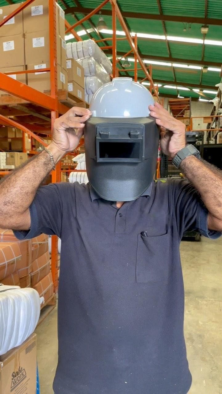 Trabajador con delantal y equipo de protección en Ferreterías Guevara en Monterrey