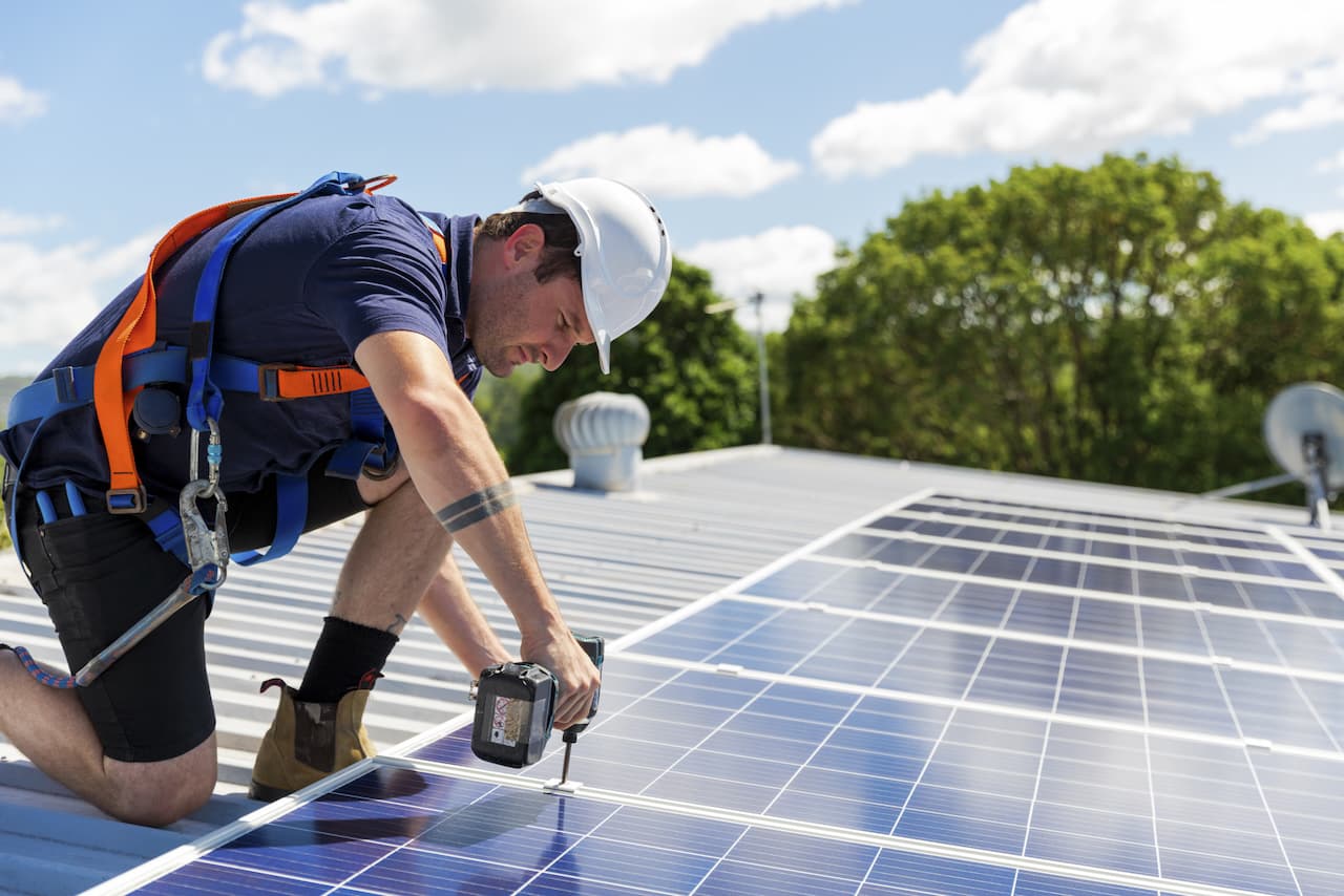 Trabajador instalando paneles solares con equipo de seguridad de Ferreterías Guevara