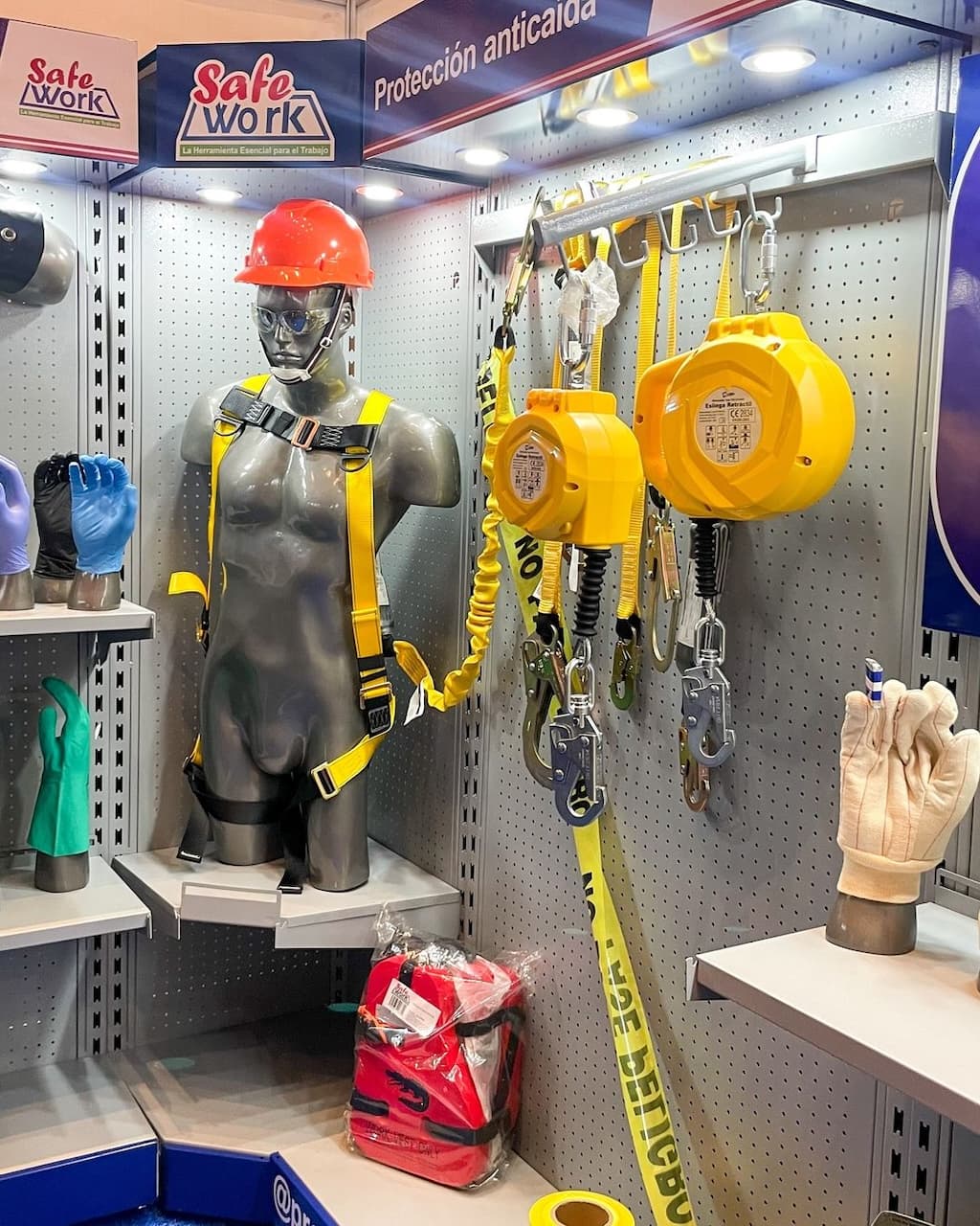 Maniquí con equipo de seguridad para trabajos en alturas en Ferreterías Guevara